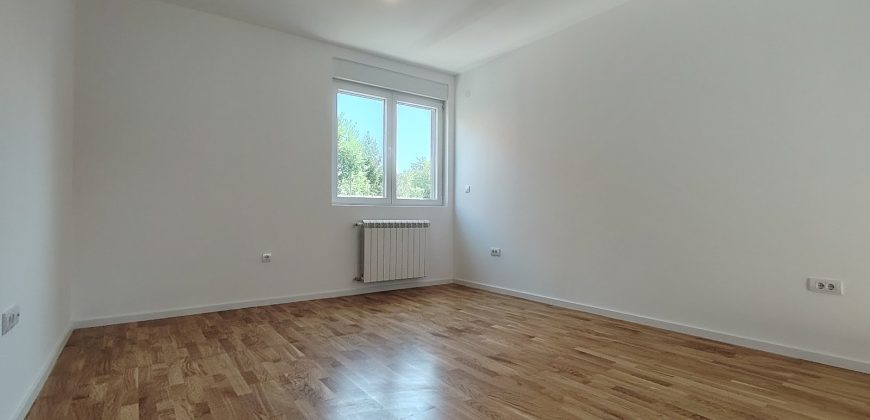 IZDAVANJE – Četvorosoban stan 103 m², I sprat, Obrenovac – 400 € (GARAŽNO MESTO)