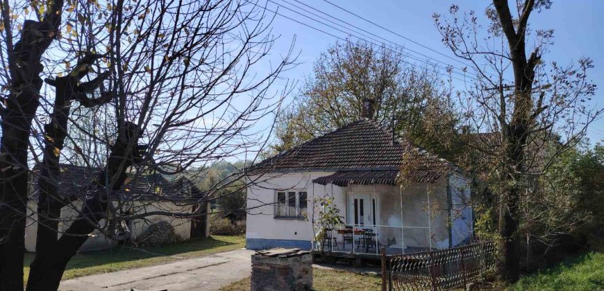 Seosko imanje sa kućom 90 m² i pomoćnim objektima, 35 ari, Kalenić, Ub, 40.000 € (ZA RENOVIRANJE)