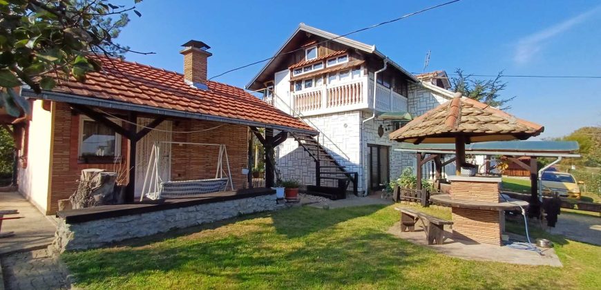 Dve kuće 188 m² + 30 m², 10 ari, Grabovac, Obrenovac, 90.000€