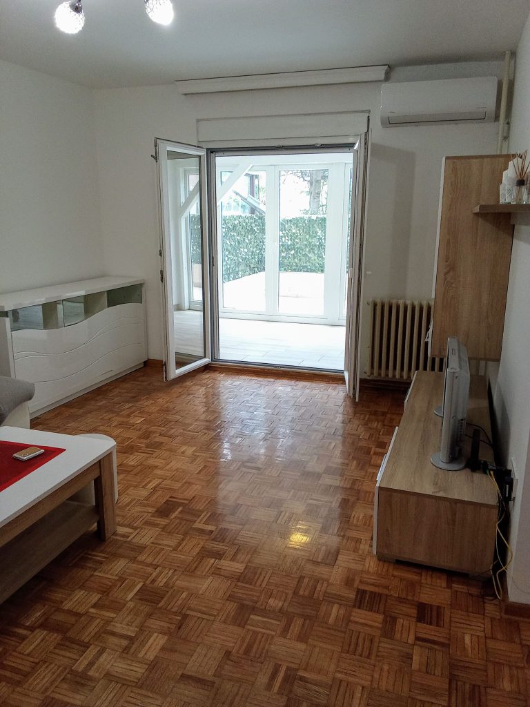 1a-sitting-room-glass-doors-Celebonovica-Bezanija-Beograd-flat-sale-tenanted-Expo-2027-prodaja-sa-zakupcima-tenanted-invest-estate-property-bitcoin-Serbia