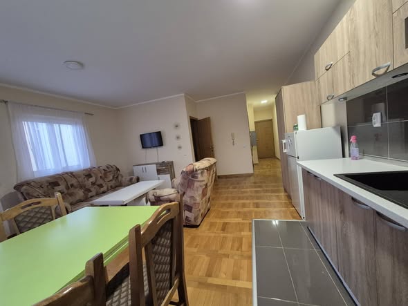 Moderna kuhinja u stanu za izdavanje u Kotežu