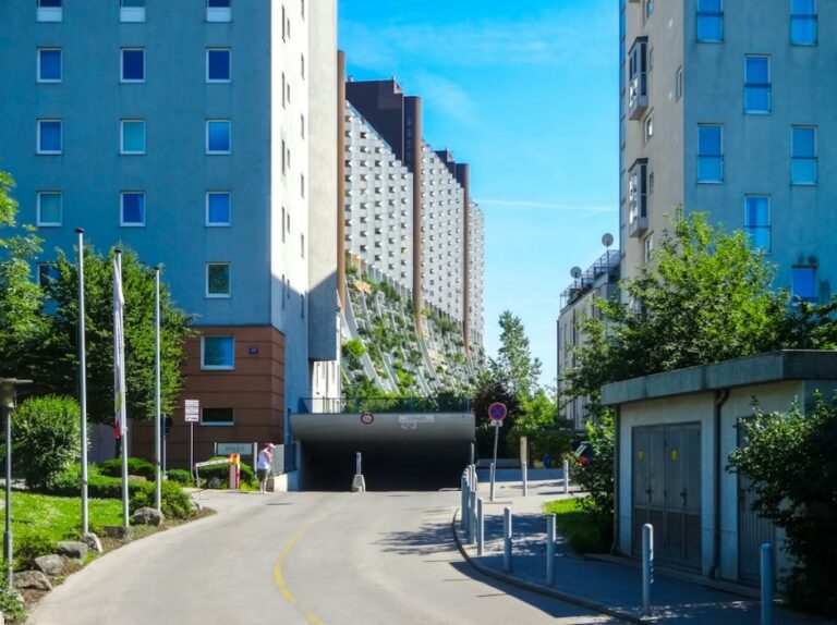 Ulaz u stambenu zgradu sa garažom u modernom rezidencijalnom kompleksu