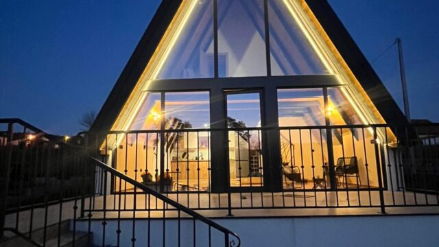 A-Frame kuća sa bazenom u Aranđelovcu, moderan planinski stil, noćni eksterijer