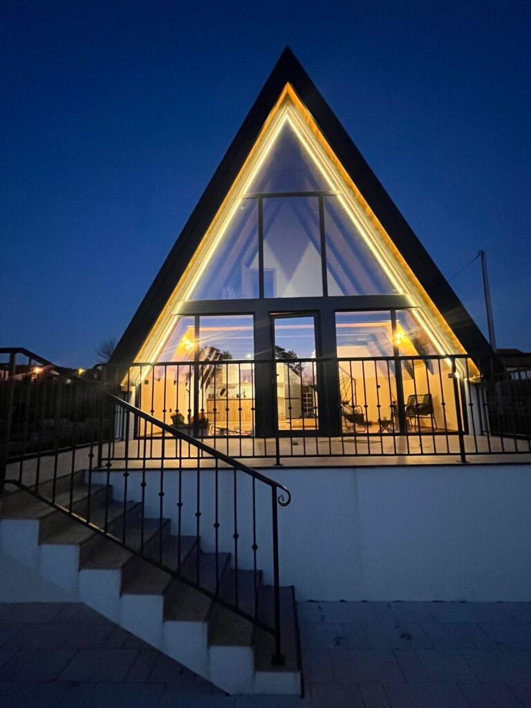 A-Frame kuća sa bazenom u Aranđelovcu, moderan planinski stil, noćni eksterijer