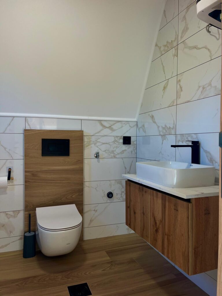 Moderno kupatilo u A-Frame kući sa savremenim sanitarijama