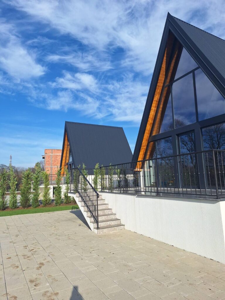 Dve A-Frame kuće sa privatnim bazenima i dvorištem u Aranđelovcu