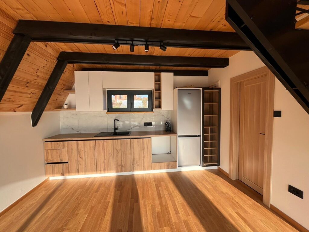 Moderna kuhinja u A-Frame kući, drvo i savremeni dizajn enterijera