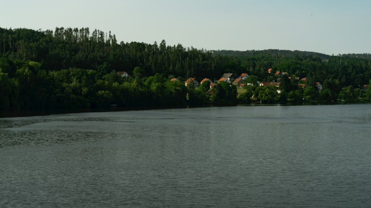 Kuća i naselje pored Dunava okruženo šumom i prirodom