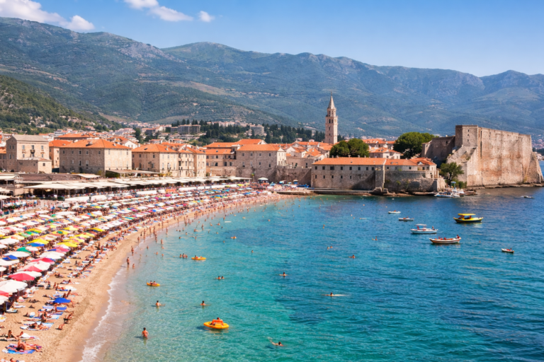 Plaža u Budvi u Crnoj Gori tokom letnje sezone – popularno mesto za letovanje