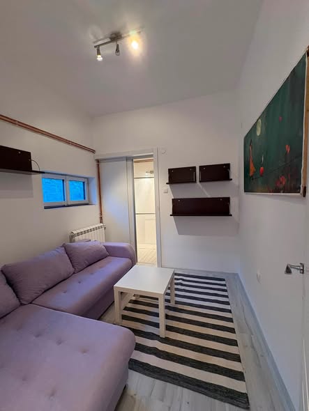 izdajem-stan-vozdovac-banjica-25m2-sa-troskovima-350e