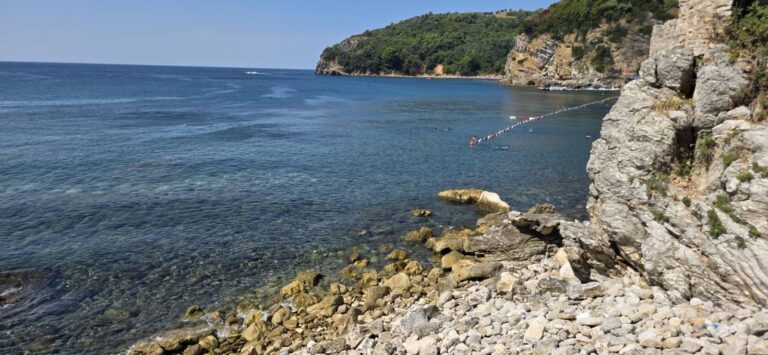 Boka Kotorska plaža sa kristalno čistim morem i stenovitom obalom